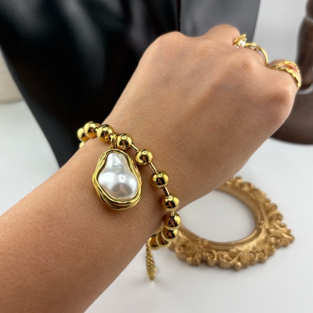 Gold Beaded Necklace with Baroque Pearl Pendant ✨ - Picture 6 of 10